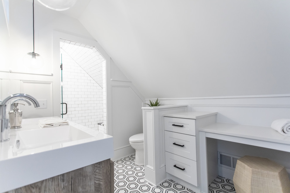 Exempel på ett stort klassiskt vit vitt en-suite badrum, med släta luckor, skåp i ljust trä, en hörndusch, en toalettstol med separat cisternkåpa, vit kakel, keramikplattor, vita väggar, marmorgolv, ett väggmonterat handfat, kaklad bänkskiva, svart golv och dusch med gångjärnsdörr