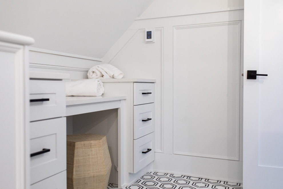 Свежая идея для дизайна: большая главная ванная комната в стиле неоклассика (современная классика) с плоскими фасадами, светлыми деревянными фасадами, угловым душем, раздельным унитазом, белой плиткой, керамической плиткой, белыми стенами, мраморным полом, подвесной раковиной, столешницей из плитки, черным полом, душем с распашными дверями, белой столешницей, сиденьем для душа, тумбой под две раковины, подвесной тумбой и панелями на стенах - отличное фото интерьера