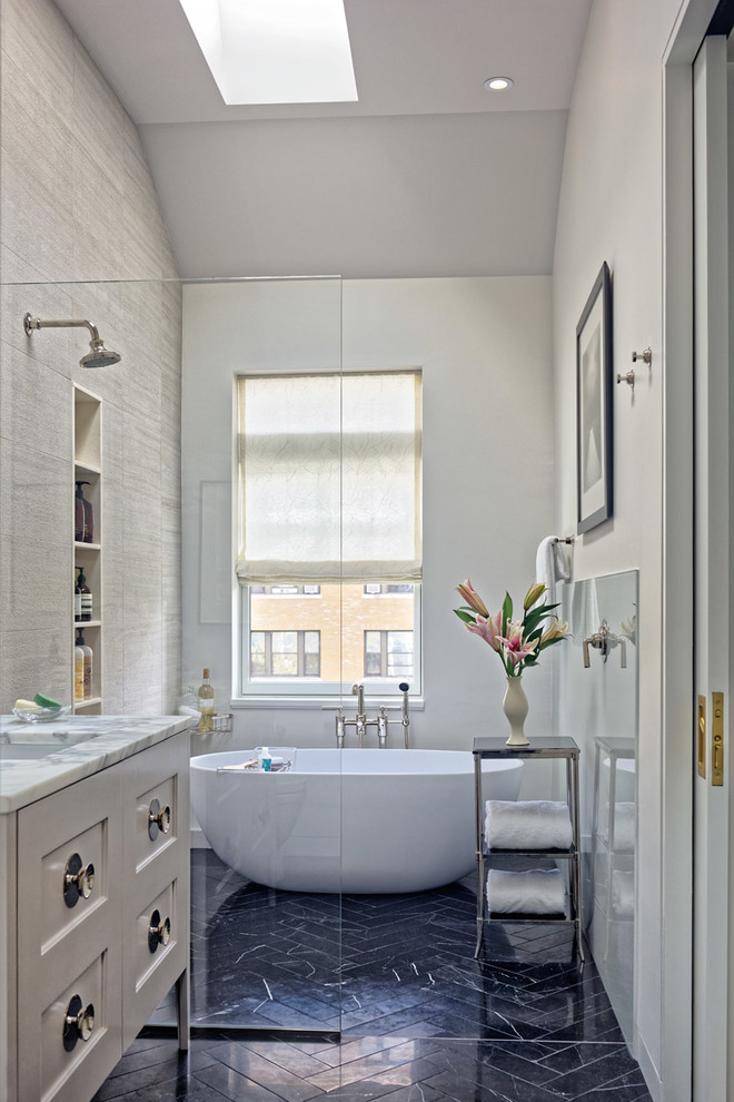 Идея дизайна: ванная комната в стиле неоклассика (современная классика) с серыми фасадами, отдельно стоящей ванной, открытым душем, серой плиткой, белыми стенами, врезной раковиной, черным полом и фасадами в стиле шейкер