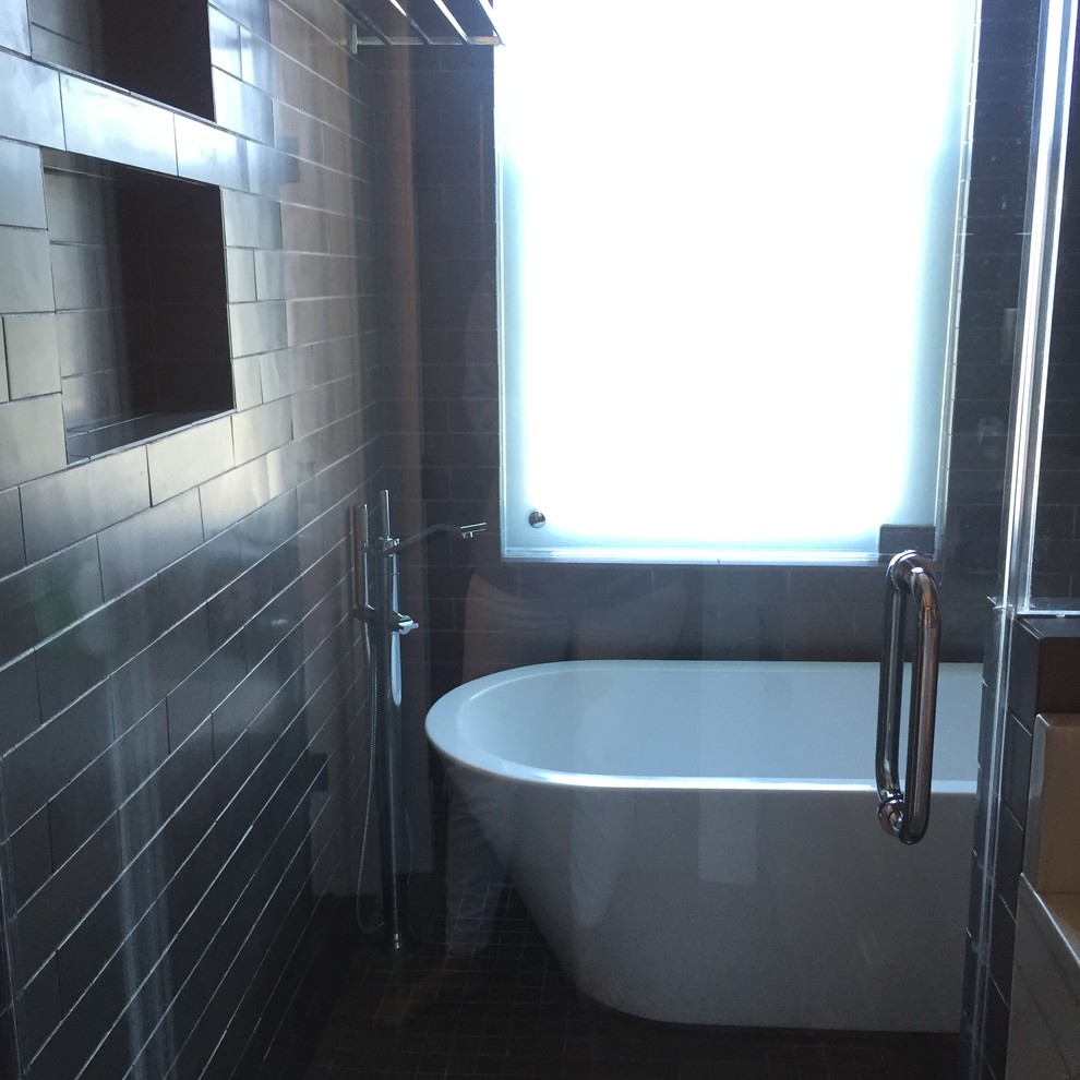 Идея дизайна: главная ванная комната среднего размера в стиле неоклассика (современная классика) с плоскими фасадами, серыми фасадами, отдельно стоящей ванной, душем в нише, унитазом-моноблоком, белой плиткой, плиткой кабанчик, белыми стенами, полом из керамогранита, монолитной раковиной и мраморной столешницей