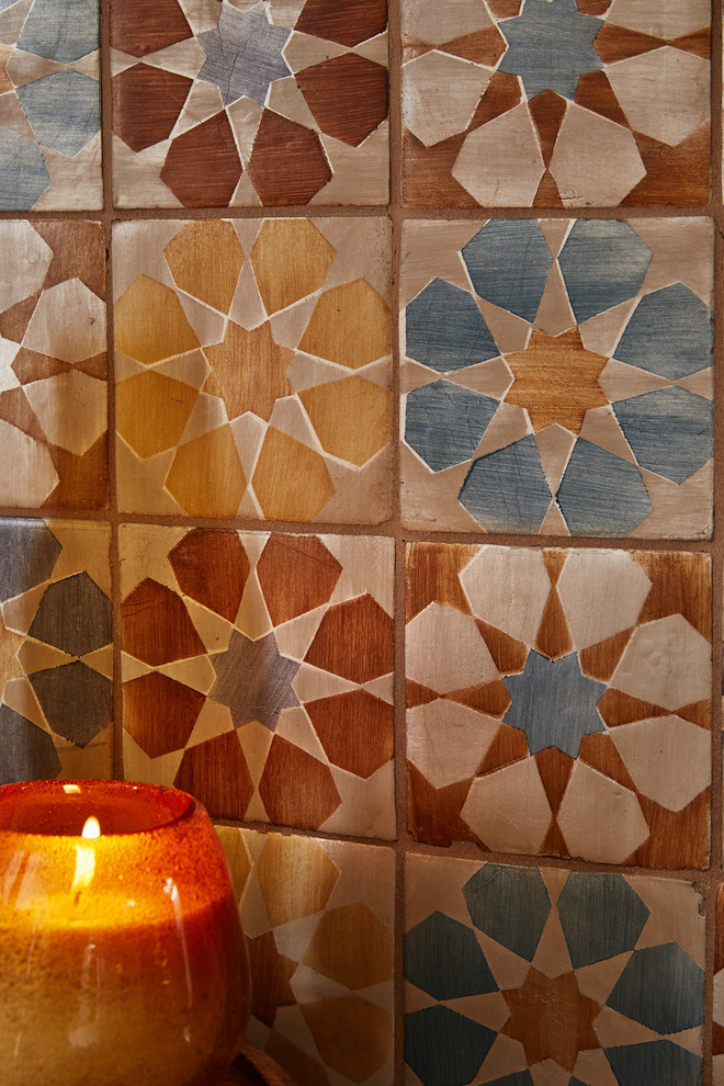 Ispirazione per una stanza da bagno tradizionale con piastrelle in ceramica