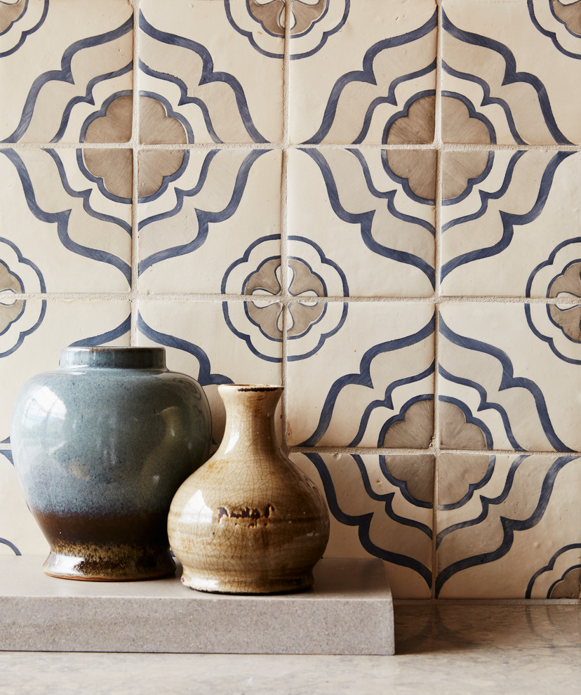 Klassisches Badezimmer mit braunen Fliesen und Keramikfliesen in Los Angeles