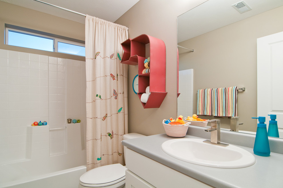 На фото: детская ванная комната в современном стиле с накладной раковиной, фасадами в стиле шейкер, бежевыми фасадами, столешницей из кварцита, ванной в нише, душем над ванной, унитазом-моноблоком и бежевыми стенами