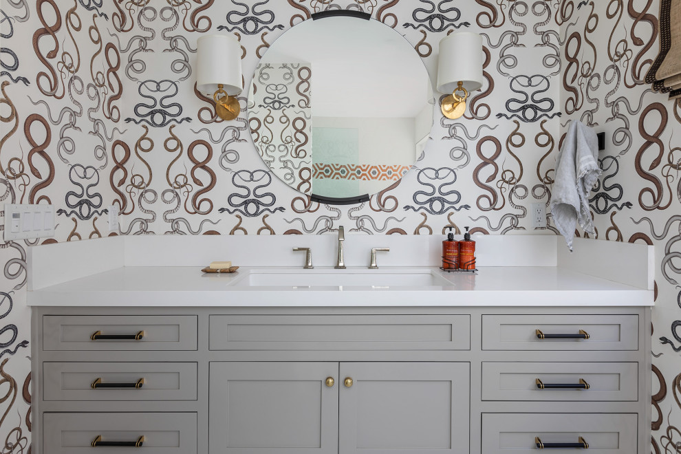 Ejemplo de cuarto de baño principal, único y a medida marinero con armarios estilo shaker, puertas de armario grises, paredes multicolor, lavabo bajoencimera, encimeras blancas y papel pintado