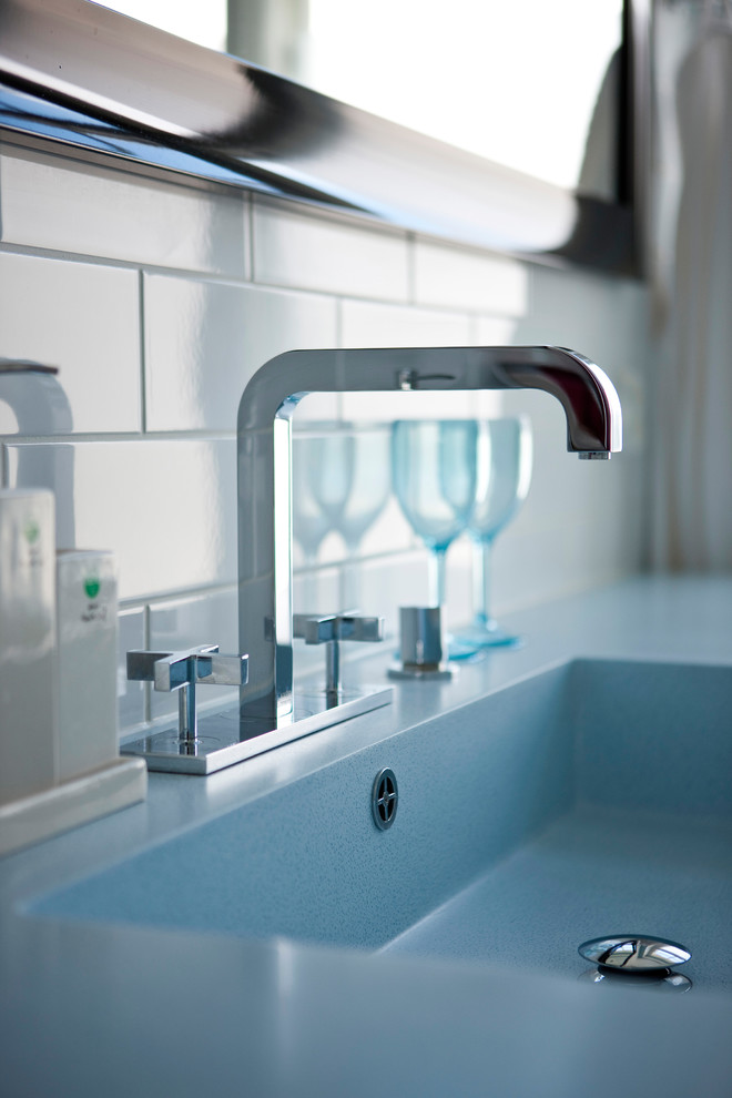 Modelo de cuarto de baño romántico con baldosas y/o azulejos blancos, baldosas y/o azulejos de porcelana, lavabo bajoencimera y encimera de acrílico