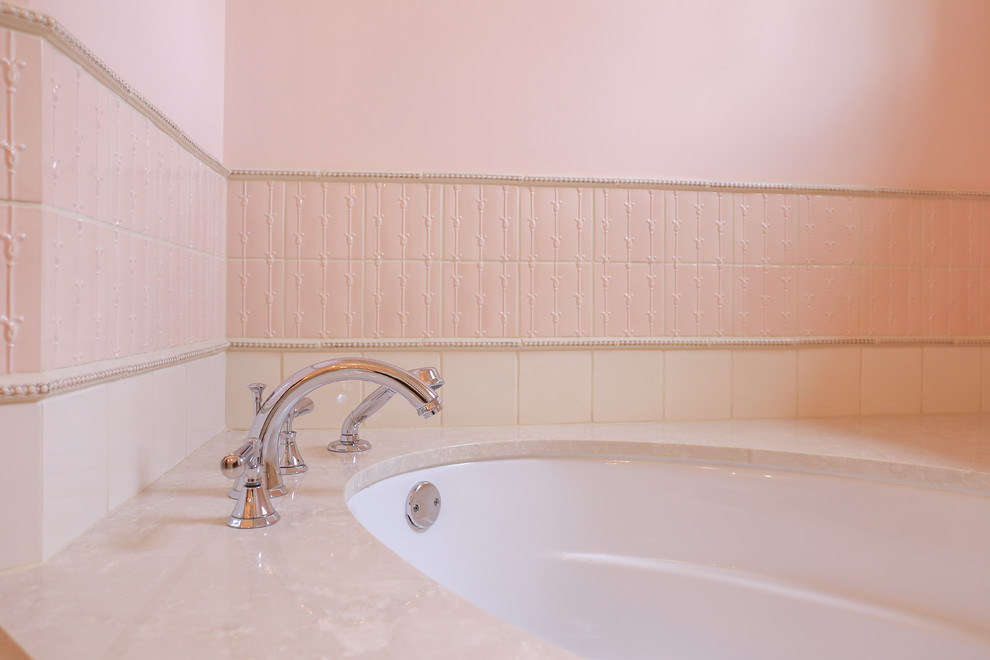 Стильный дизайн: детская ванная комната среднего размера в классическом стиле с фасадами с декоративным кантом, белыми фасадами, полновстраиваемой ванной, угловым душем, раздельным унитазом, розовой плиткой, керамогранитной плиткой, розовыми стенами, полом из керамогранита, врезной раковиной и мраморной столешницей - последний тренд
