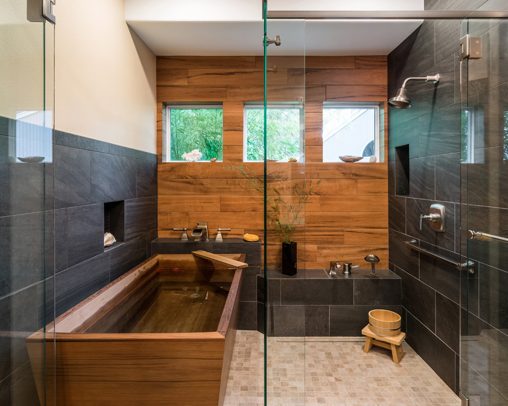 Idéer för att renovera ett vintage en-suite badrum, med ett fristående badkar, en dusch i en alkov, svart kakel, brun kakel, porslinskakel, beige väggar, klinkergolv i porslin, beiget golv och dusch med gångjärnsdörr