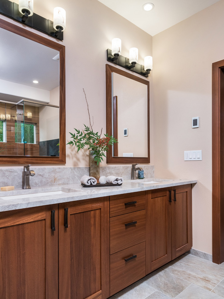 Exempel på ett mellanstort asiatiskt grå grått en-suite badrum, med ett japanskt badkar, svart kakel, skåp i shakerstil, skåp i mörkt trä, en dusch i en alkov, beige väggar, ett undermonterad handfat, granitbänkskiva och dusch med gångjärnsdörr