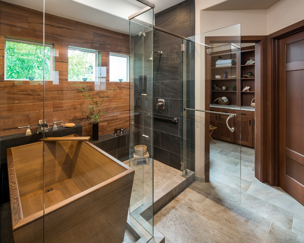 Inspiration för ett vintage badrum, med ett fristående badkar, en dusch i en alkov, svart kakel, brun kakel, porslinskakel, beige väggar, klinkergolv i porslin, beiget golv och dusch med gångjärnsdörr