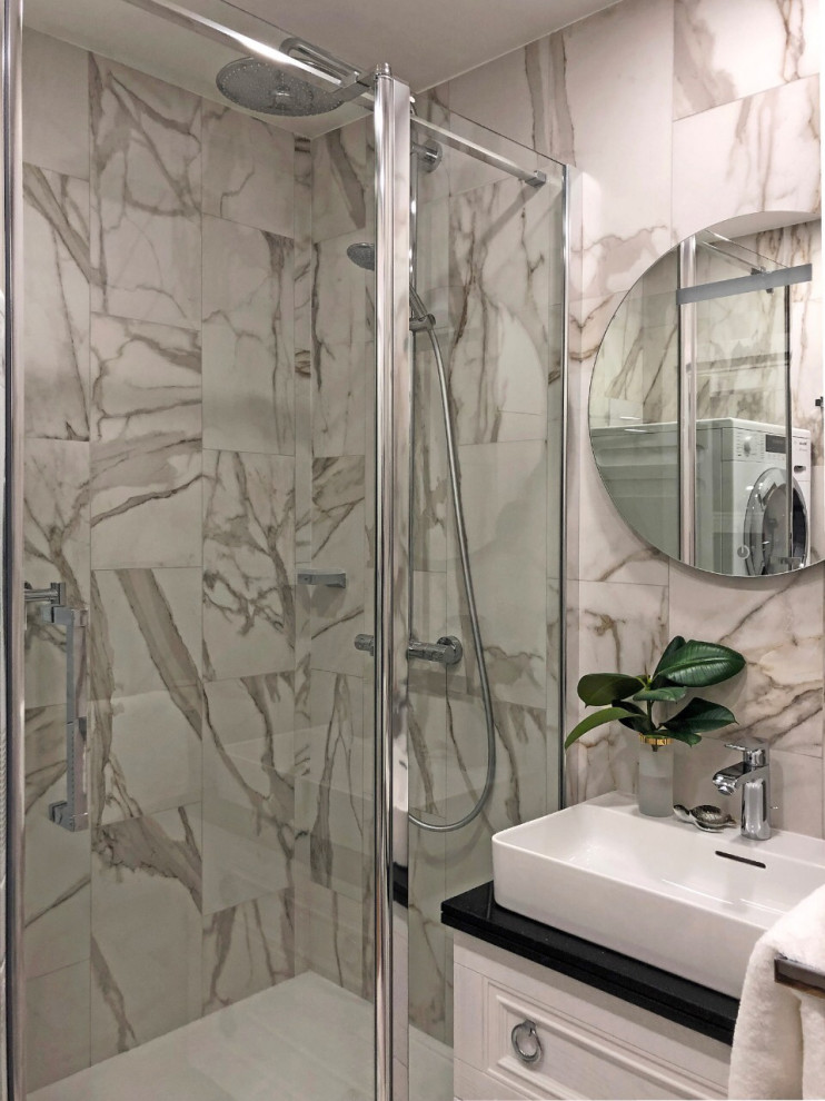 Klassisk inredning av ett litet svart svart badrum med dusch, med luckor med infälld panel, vit kakel, ett nedsänkt handfat, granitbänkskiva, dusch med gångjärnsdörr, keramikplattor, vita väggar och klinkergolv i porslin