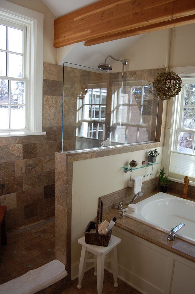На фото: большая главная ванная комната в классическом стиле с фасадами в стиле шейкер, белыми фасадами, накладной ванной, открытым душем, коричневой плиткой, каменной плиткой, белыми стенами и полом из керамической плитки с