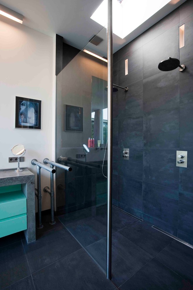 ニューヨークにある高級な広いコンテンポラリースタイルのおしゃれなマスターバスルーム (フラットパネル扉のキャビネット、緑のキャビネット、ドロップイン型浴槽、アルコーブ型シャワー、白い壁、セラミックタイルの床、オーバーカウンターシンク) の写真
