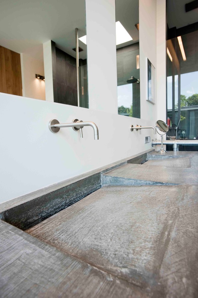 Идея дизайна: большая главная ванная комната в современном стиле с плоскими фасадами, зелеными фасадами, отдельно стоящей ванной, душем в нише, инсталляцией, серой плиткой, белыми стенами, полом из керамической плитки, раковиной с несколькими смесителями и столешницей из бетона
