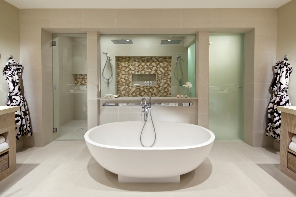 Exempel på ett stort maritimt en-suite badrum, med ett fristående badkar, ett fristående handfat, öppna hyllor, skåp i ljust trä, granitbänkskiva, en dubbeldusch, vit kakel, stenkakel, beige väggar och klinkergolv i porslin
