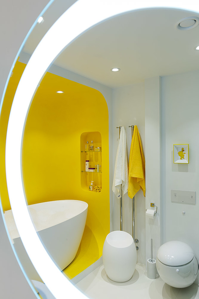 Foto på ett funkis en-suite badrum, med ett fristående badkar