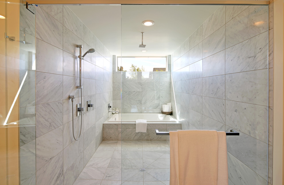 Идея дизайна: большая главная ванная комната в стиле модернизм с плоскими фасадами, белыми фасадами, накладной ванной, душевой комнатой, унитазом-моноблоком, серой плиткой, мраморной плиткой, белыми стенами, мраморным полом, врезной раковиной, мраморной столешницей, серым полом и душем с распашными дверями