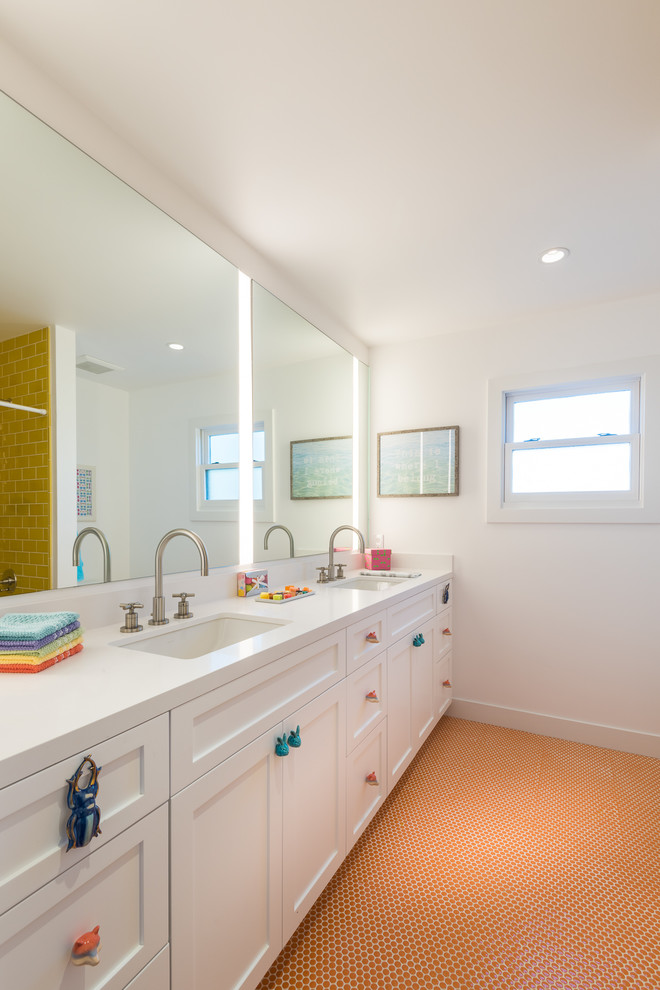 Пример оригинального дизайна: большая детская ванная комната в стиле ретро с фасадами в стиле шейкер, белыми фасадами, душем в нише, желтой плиткой, плиткой кабанчик, белыми стенами, полом из мозаичной плитки, врезной раковиной, столешницей из искусственного кварца, оранжевым полом и душем с распашными дверями