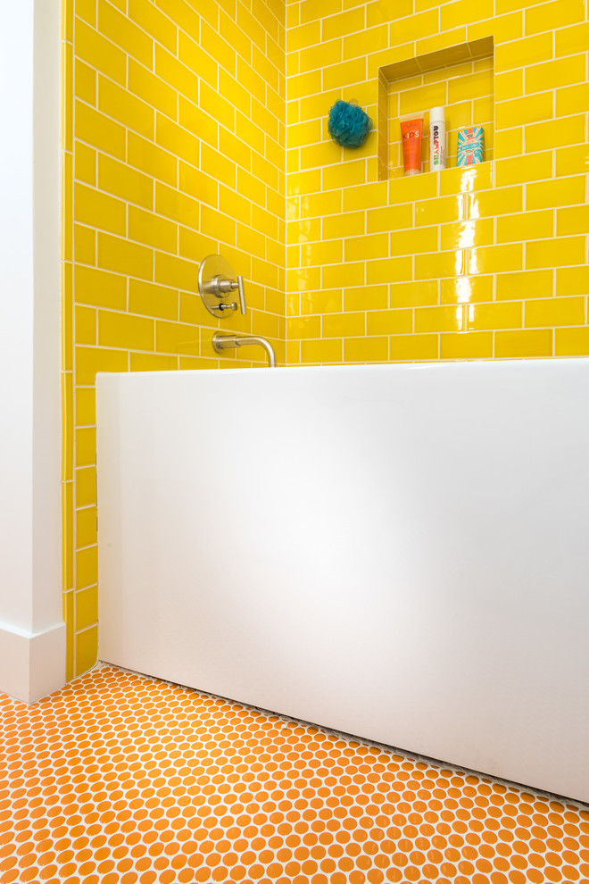 Источник вдохновения для домашнего уюта: большая детская ванная комната в стиле ретро с фасадами в стиле шейкер, белыми фасадами, отдельно стоящей ванной, душем в нише, желтой плиткой, плиткой кабанчик, белыми стенами, полом из мозаичной плитки, врезной раковиной, столешницей из искусственного кварца, оранжевым полом и душем с распашными дверями