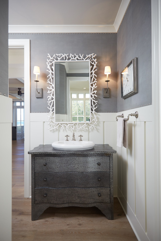 Idee per una stanza da bagno stile marino con consolle stile comò, ante grigie, pareti grigie e lavabo da incasso