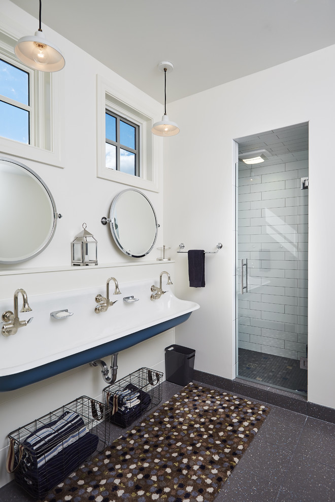 Пример оригинального дизайна: детская ванная комната в морском стиле с душем в нише, белой плиткой, керамической плиткой, белыми стенами, раковиной с несколькими смесителями и душем с распашными дверями