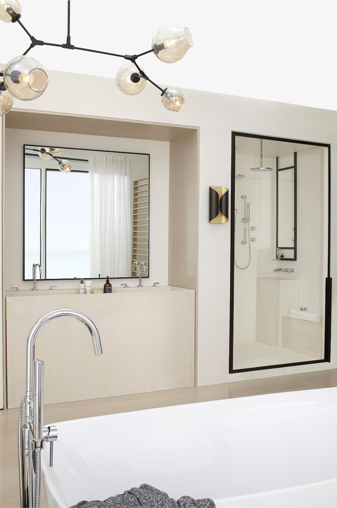 Immagine di una stanza da bagno padronale design di medie dimensioni con vasca freestanding, doccia alcova e parquet chiaro