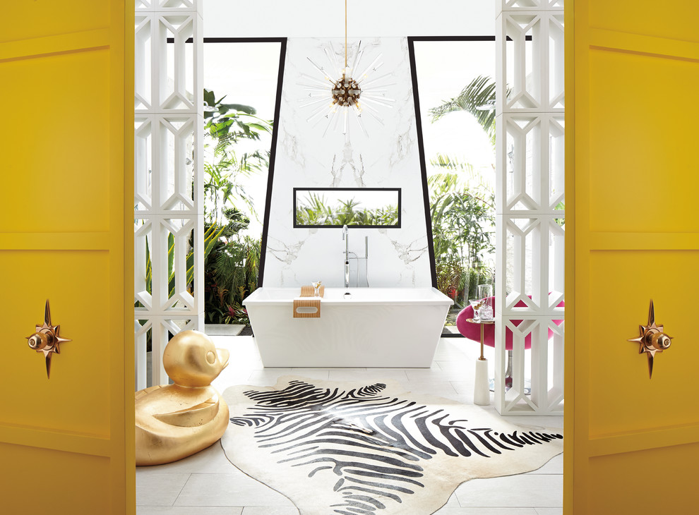 На фото: большая главная ванная комната в современном стиле с белыми фасадами и отдельно стоящей ванной с