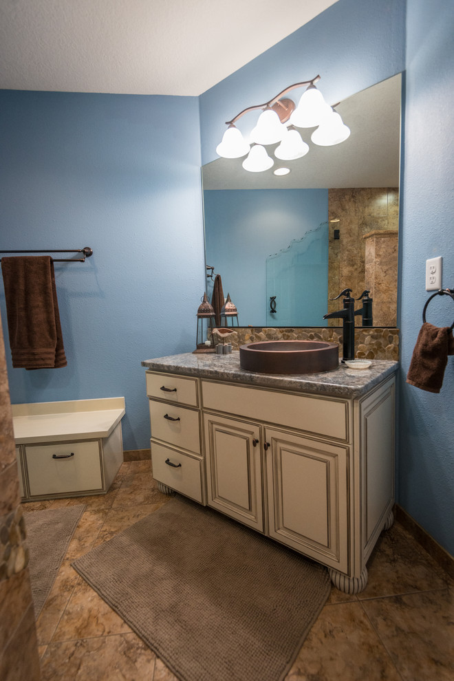 Bild på ett stort en-suite badrum, med luckor med upphöjd panel, vita skåp, granitbänkskiva, en öppen dusch, en toalettstol med hel cisternkåpa, beige kakel, blå väggar och klinkergolv i porslin