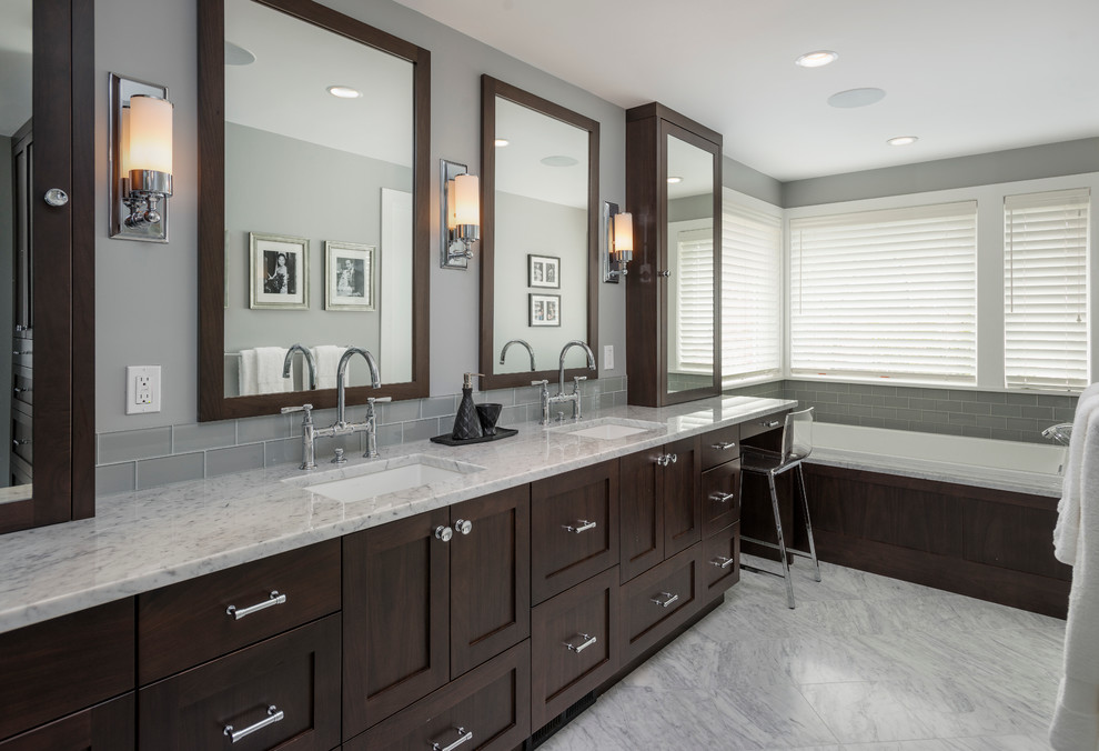 Esempio di una stanza da bagno design con ante in stile shaker e top in marmo