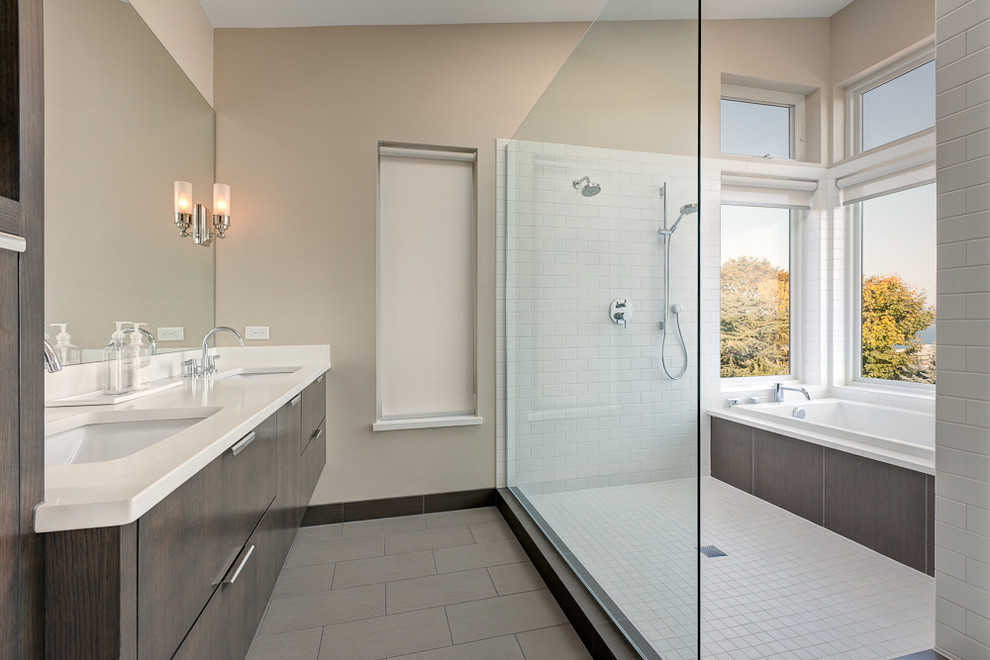Immagine di una stanza da bagno contemporanea con lavabo sottopiano