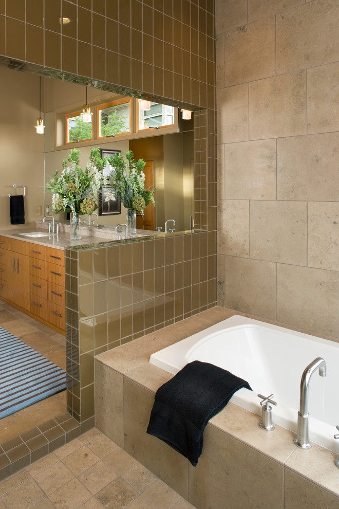 Diseño de cuarto de baño actual con baldosas y/o azulejos de piedra