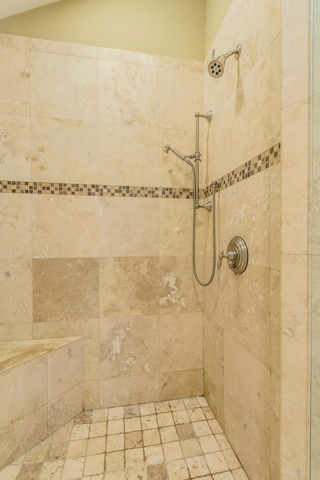 Mittelgroßes Landhausstil Badezimmer En Suite mit hellbraunen Holzschränken, Eckbadewanne, Duschnische und beigen Fliesen in Atlanta