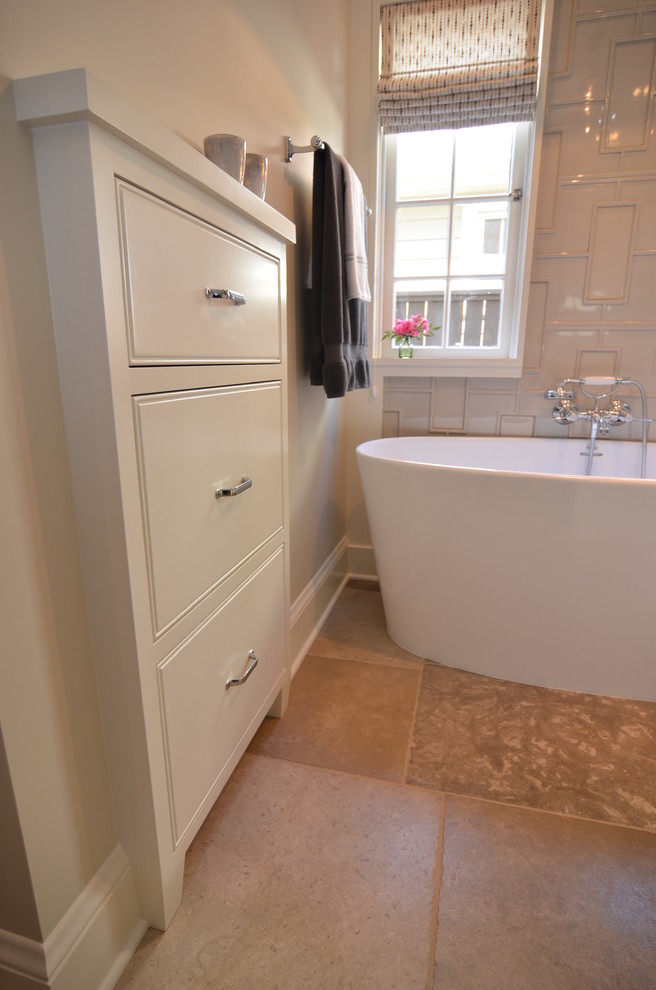 Foto på ett mellanstort vintage badrum, med ett undermonterad handfat, luckor med profilerade fronter, grå skåp, marmorbänkskiva, ett fristående badkar, grå kakel, keramikplattor, grå väggar och kalkstensgolv