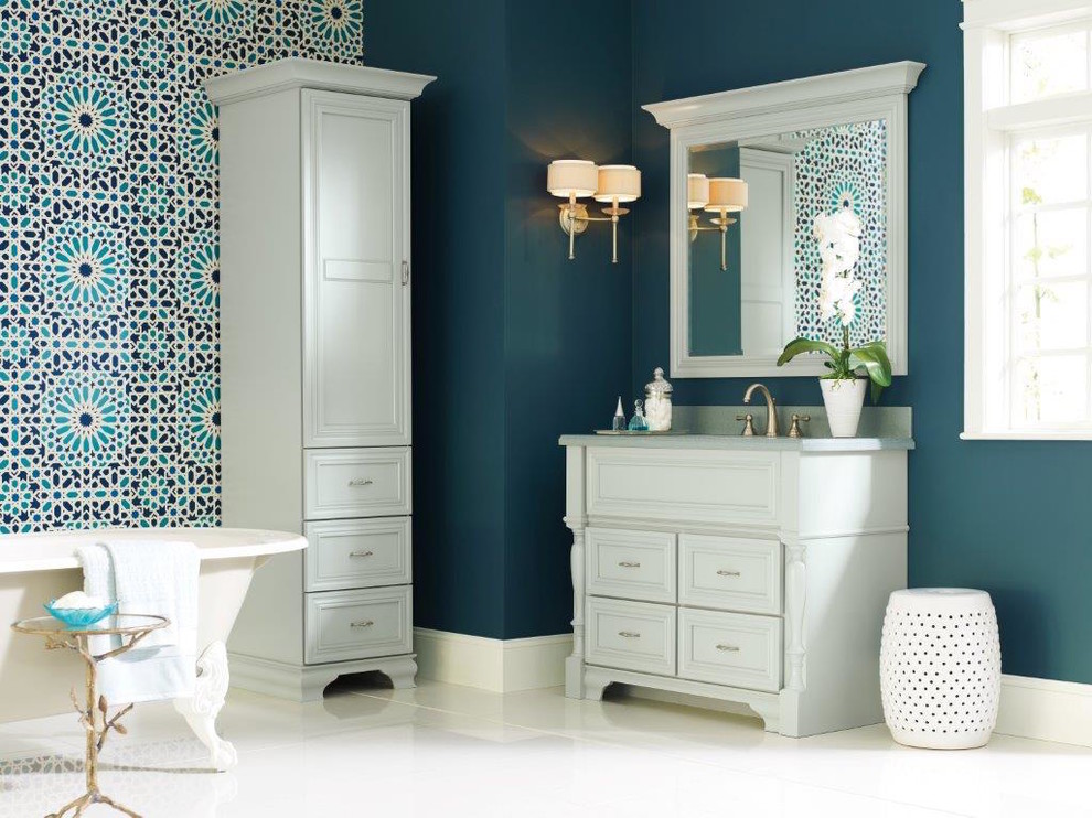 Inspiration för stora klassiska en-suite badrum, med luckor med profilerade fronter, ett badkar med tassar, blå väggar, klinkergolv i porslin, ett undermonterad handfat, vitt golv och grå skåp