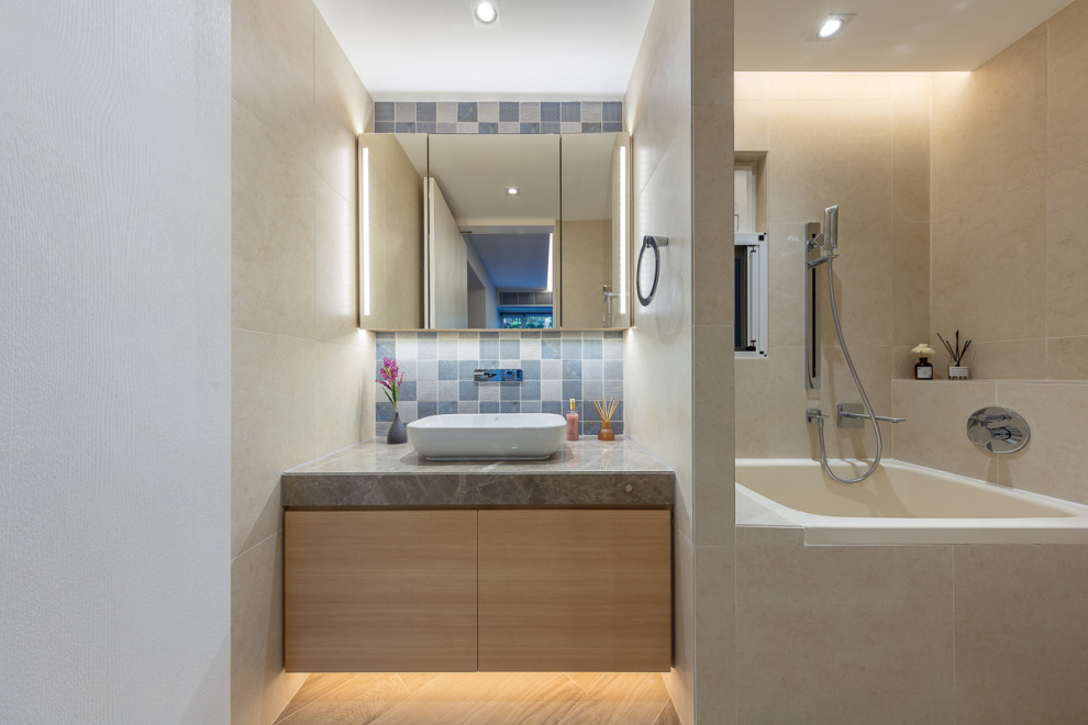 Свежая идея для дизайна: большая ванная комната в современном стиле с плоскими фасадами, светлыми деревянными фасадами, ванной в нише, душем над ванной, бежевой плиткой, керамогранитной плиткой, белыми стенами, душевой кабиной, настольной раковиной, открытым душем, зеленой столешницей, тумбой под одну раковину и подвесной тумбой - отличное фото интерьера
