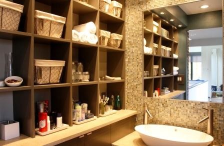 Foto de cuarto de baño moderno con armarios con paneles lisos, puertas de armario marrones, baldosas y/o azulejos beige, lavabo sobreencimera y encimera de cuarzo compacto