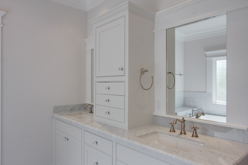 Inredning av ett klassiskt mellanstort flerfärgad flerfärgat en-suite badrum, med vita väggar, ett undermonterad handfat och marmorbänkskiva