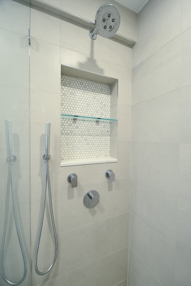 Свежая идея для дизайна: маленькая главная ванная комната в современном стиле с плоскими фасадами, синими фасадами, душем в нише, унитазом-моноблоком, бежевой плиткой, керамогранитной плиткой, синими стенами, полом из керамогранита, накладной раковиной, столешницей из кварцита, серым полом, душем с распашными дверями и белой столешницей для на участке и в саду - отличное фото интерьера