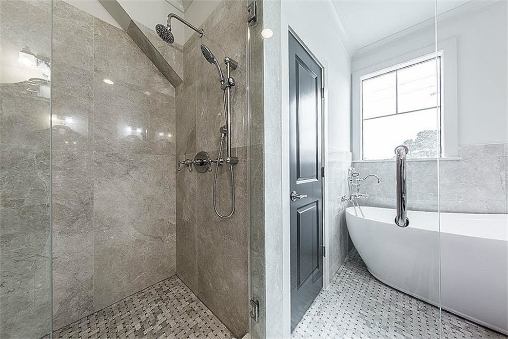 Inredning av ett klassiskt mellanstort en-suite badrum, med luckor med upphöjd panel, vita skåp, ett fristående badkar, en dusch i en alkov, beige kakel, porslinskakel, vita väggar, mosaikgolv, ett undermonterad handfat och granitbänkskiva