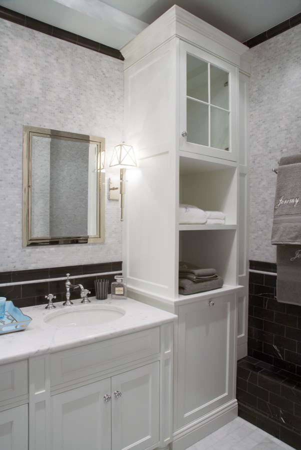 Réalisation d'une grande salle de bain principale bohème avec un placard en trompe-l'oeil, des portes de placard blanches, une baignoire en alcôve, un combiné douche/baignoire, un carrelage noir, un carrelage gris, mosaïque, un mur multicolore, un sol en carrelage de céramique, un lavabo encastré, un plan de toilette en quartz modifié, un sol gris, une cabine de douche à porte battante et un plan de toilette noir.
