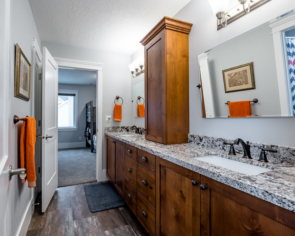 Mittelgroßes Klassisches Duschbad mit Schrankfronten im Shaker-Stil, dunklen Holzschränken, grauer Wandfarbe, dunklem Holzboden, Unterbauwaschbecken, Quarzit-Waschtisch und braunem Boden in Salt Lake City