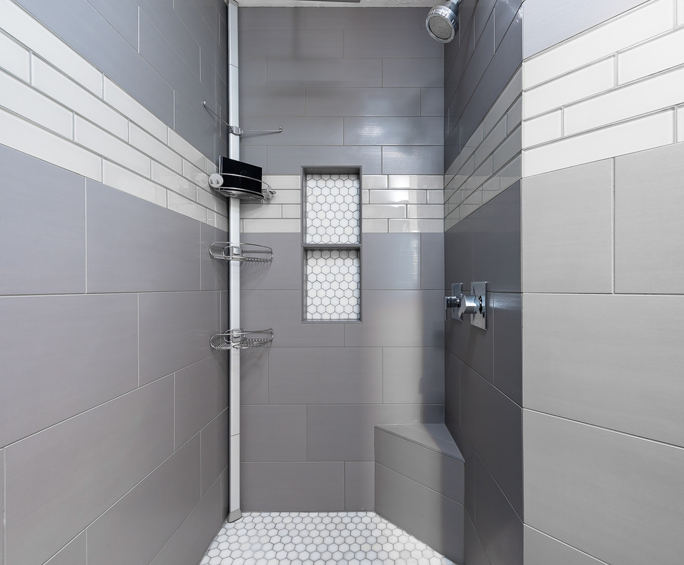 Пример оригинального дизайна: большая главная ванная комната в стиле неоклассика (современная классика) с фасадами в стиле шейкер, белыми фасадами, отдельно стоящей ванной, душем в нише, серой плиткой, удлиненной плиткой, бежевыми стенами, полом из керамогранита, врезной раковиной, столешницей из кварцита, коричневым полом и душем с распашными дверями