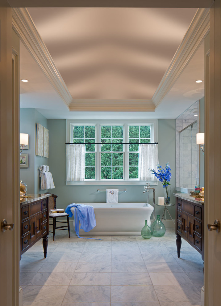 Ejemplo de cuarto de baño principal clásico extra grande con armarios con paneles empotrados, bañera exenta, ducha a ras de suelo, paredes azules, suelo de mármol, lavabo bajoencimera y encimera de granito