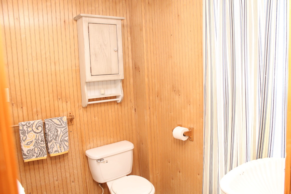 Foto di una piccola stanza da bagno con doccia country con ante con finitura invecchiata
