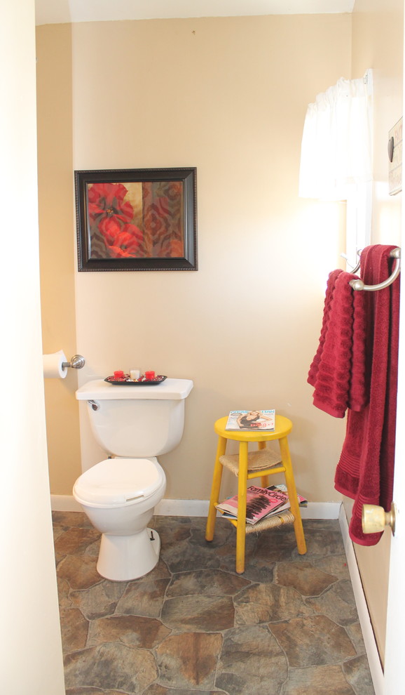 Idee per una stanza da bagno country di medie dimensioni con ante bianche, piastrelle beige e top in superficie solida