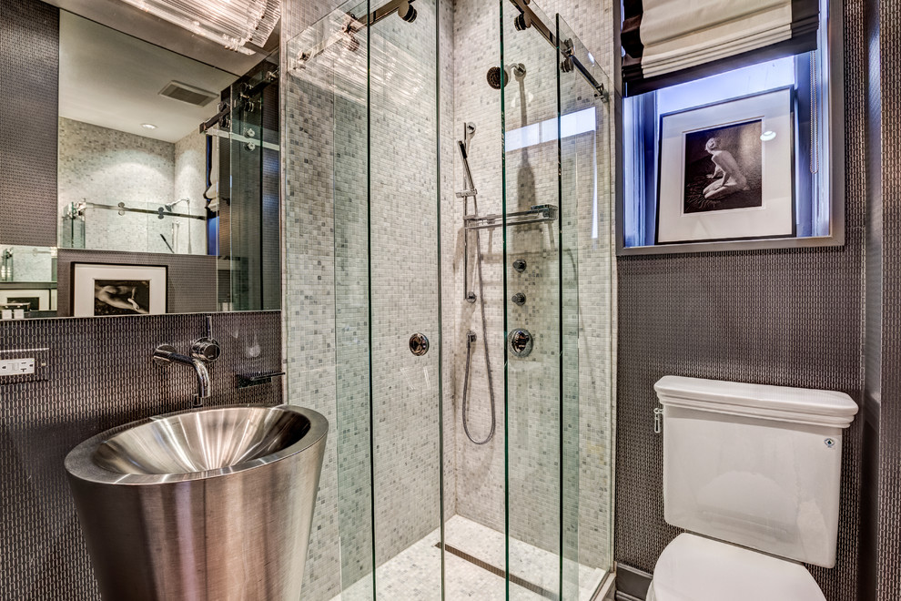 Aménagement d'une petite salle d'eau contemporaine avec une douche d'angle, WC à poser, un carrelage gris, un mur gris, carreaux de ciment au sol, un sol beige et une cabine de douche à porte coulissante.