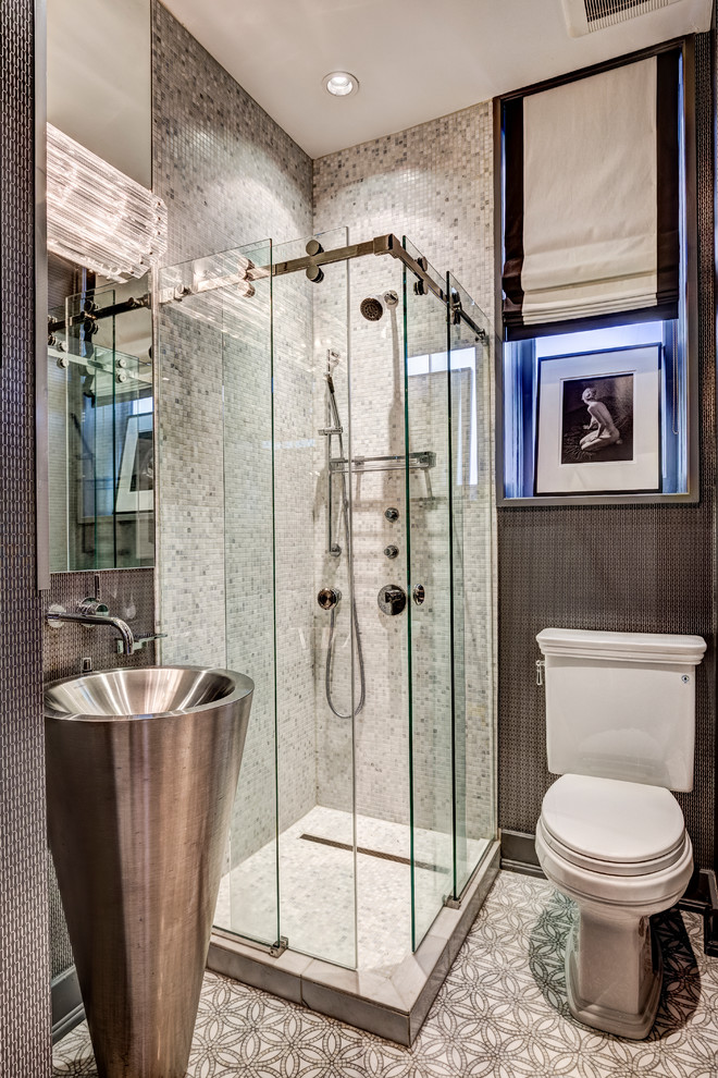 Ispirazione per una piccola stanza da bagno con doccia minimal con doccia ad angolo, WC monopezzo, piastrelle grigie, pareti grigie, pavimento in cementine, pavimento beige e porta doccia scorrevole