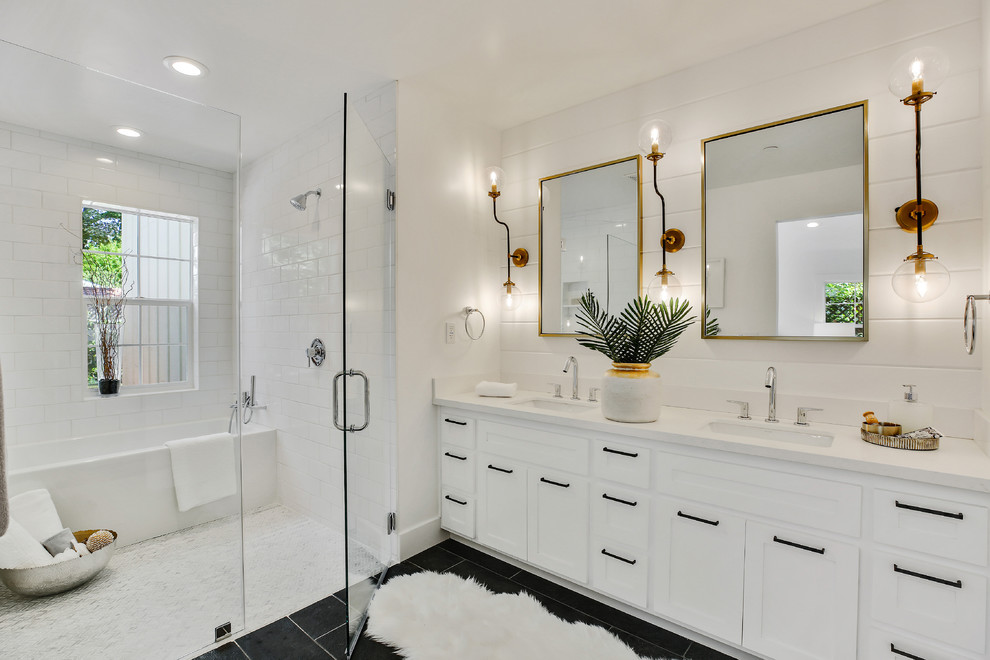 Idéer för mellanstora funkis vitt en-suite badrum, med skåp i shakerstil, vita skåp, ett badkar i en alkov, en dusch/badkar-kombination, vit kakel, tunnelbanekakel, vita väggar, klinkergolv i keramik, ett undermonterad handfat, bänkskiva i akrylsten, svart golv och dusch med gångjärnsdörr