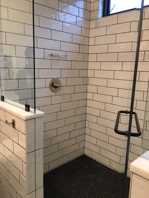 Idée de décoration pour une salle de bain principale champêtre de taille moyenne avec une douche d'angle, un carrelage noir et blanc, des carreaux de porcelaine, un mur blanc et un sol en carrelage de porcelaine.