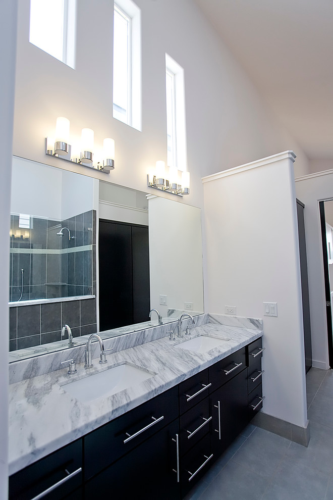 Inspiration för mellanstora moderna en-suite badrum, med ett undermonterad handfat, släta luckor, svarta skåp, marmorbänkskiva, en öppen dusch, en toalettstol med separat cisternkåpa, grå kakel, porslinskakel, vita väggar och klinkergolv i porslin