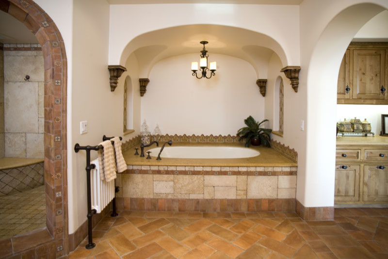 Mittelgroßes Badezimmer En Suite mit hellen Holzschränken, Einbaubadewanne, offener Dusche, beigen Fliesen, Terrakottafliesen, weißer Wandfarbe und Terrakottaboden in Orange County